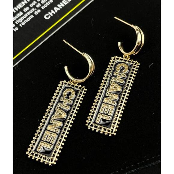 Chanel Gold Signature Bar Large Dangle Earrings Fall/Winter 2023 (CHXX024) - Picture 5 of 7